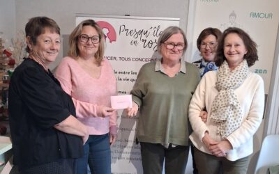 La photographe Emmanuelle Liot remet un chèque de 240€ au profit de l’association